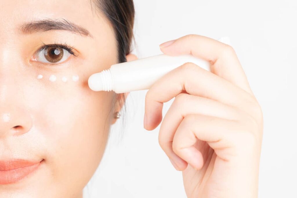 Quitting smoking and maintaining a proper skincare routine before surgery can help minimize the formation of scars.