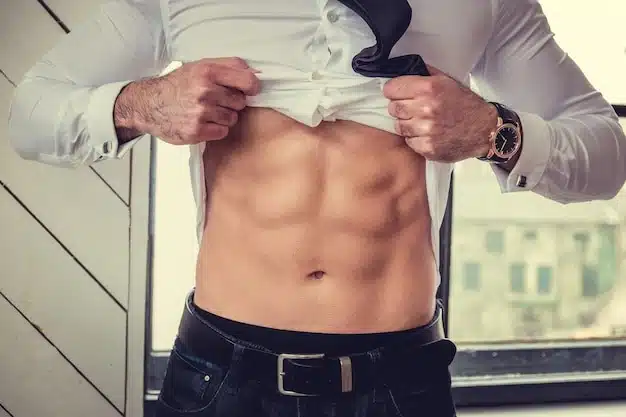 Expert abdominoplasty advice for men by Dr. Steinbrech
